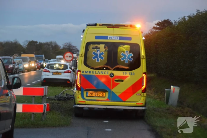 Fietser gewond na aanrijding met bestelbus