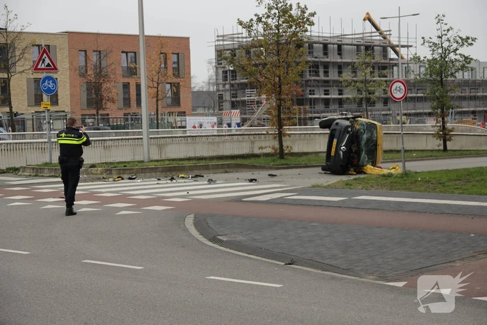 DHL bestelbus op zijn kant na aanrijding
