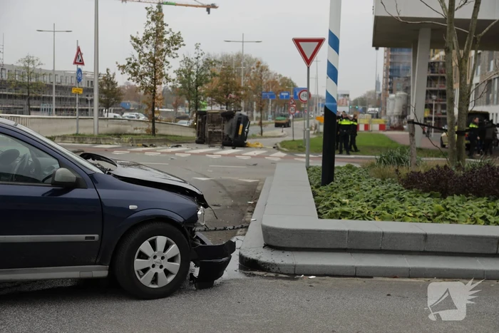 DHL bestelbus op zijn kant na aanrijding