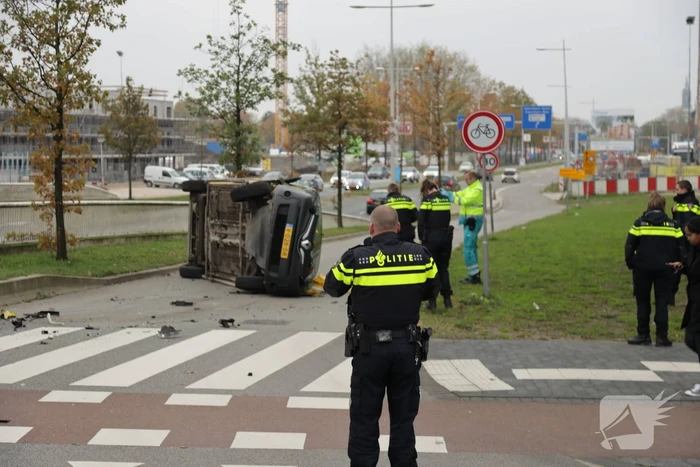 DHL bestelbus op zijn kant na aanrijding