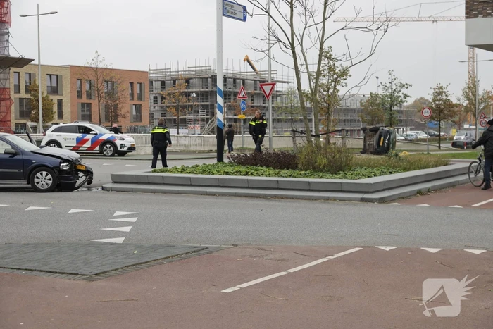DHL bestelbus op zijn kant na aanrijding