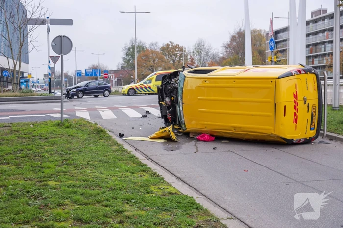 DHL bestelbus op zijn kant na aanrijding