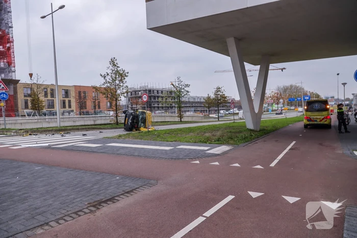 DHL bestelbus op zijn kant na aanrijding