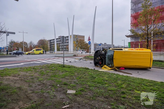 DHL bestelbus op zijn kant na aanrijding