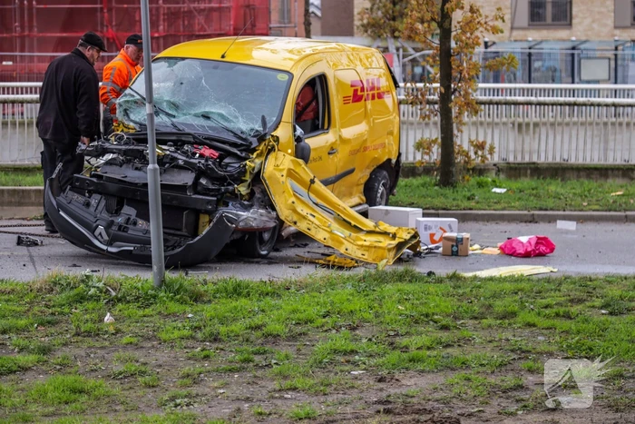 DHL bestelbus op zijn kant na aanrijding