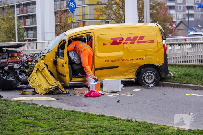 DHL bestelbus op zijn kant na aanrijding