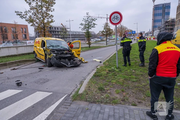 DHL bestelbus op zijn kant na aanrijding