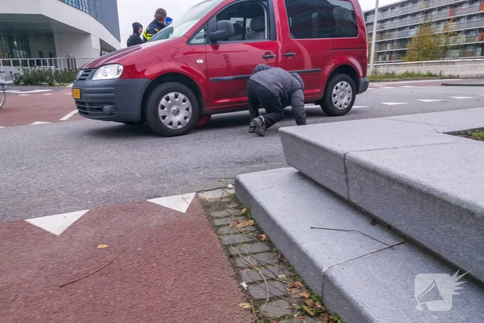 DHL bestelbus op zijn kant na aanrijding