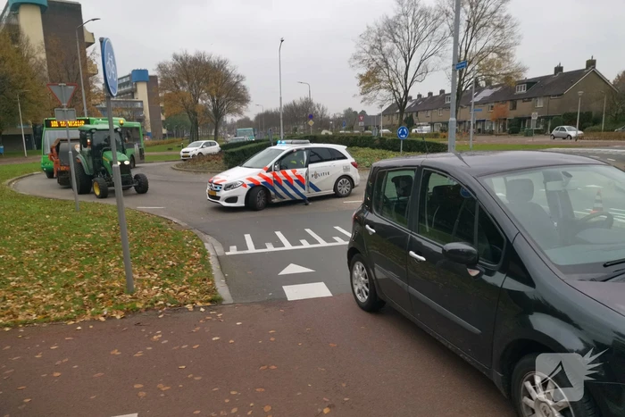 Jongen op fiets aangereden door auto op oversteekplaats