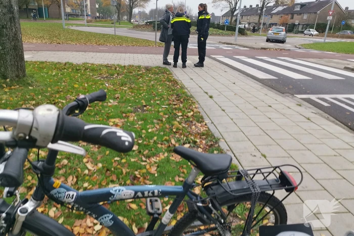 Jongen op fiets aangereden door auto op oversteekplaats