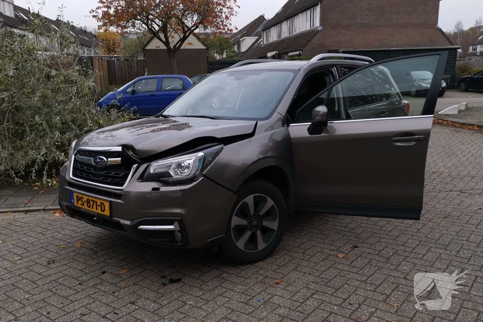 Scooterrijder maakt harde smak na botsing met auto