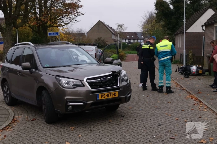 Scooterrijder maakt harde smak na botsing met auto