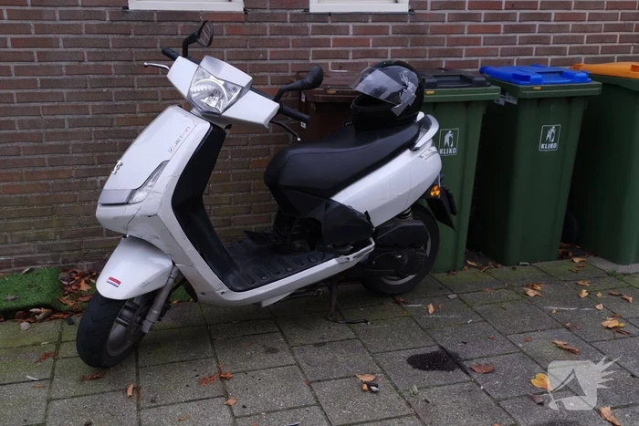 Scooterrijder maakt harde smak na botsing met auto