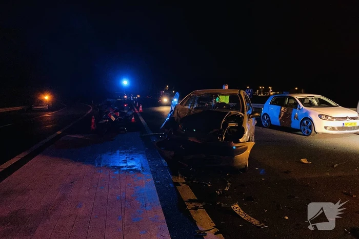 Meerdere auto's botsen op elkaar