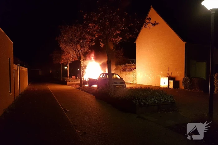 Auto verwoest door brand