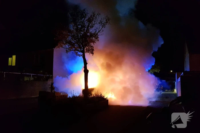 Auto verwoest door brand
