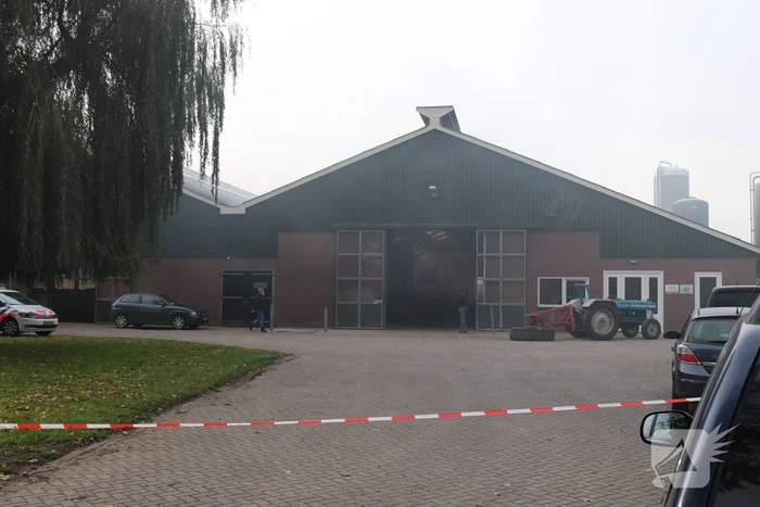 Landbouwmachine vat vlam in stal met 200 koeien