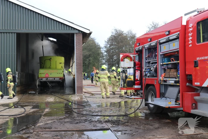 Landbouwmachine vat vlam in stal met 200 koeien