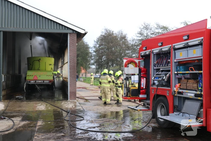 Landbouwmachine vat vlam in stal met 200 koeien