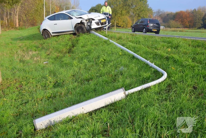 Automobilist ramt lantaarnpaal
