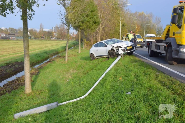 Automobilist ramt lantaarnpaal