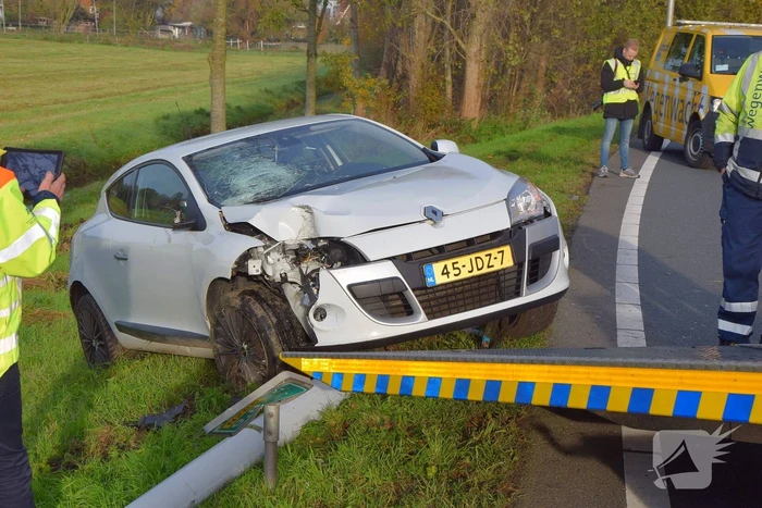 Automobilist ramt lantaarnpaal