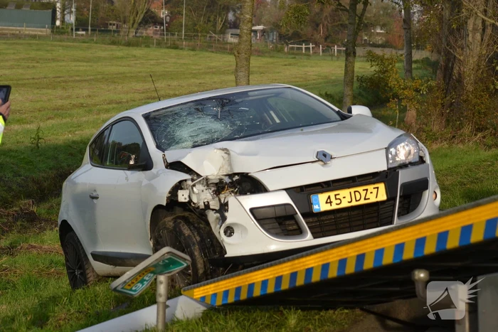 Automobilist ramt lantaarnpaal