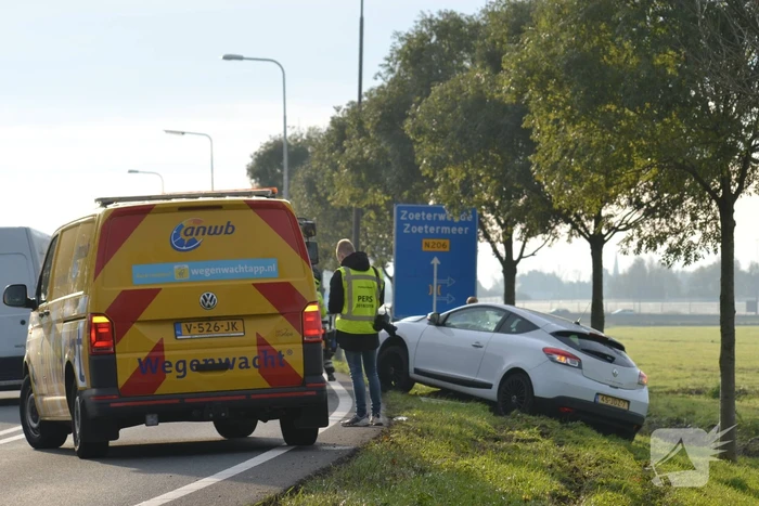 Automobilist ramt lantaarnpaal