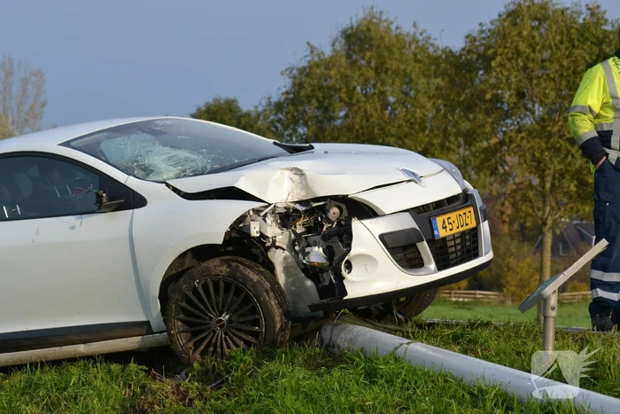 Automobilist ramt lantaarnpaal