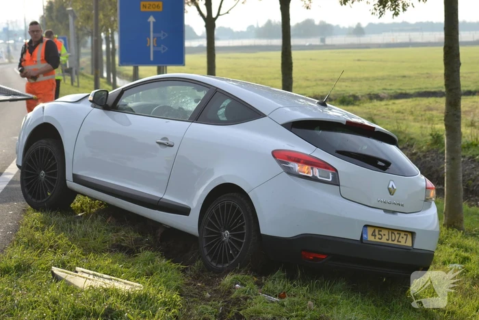 Automobilist ramt lantaarnpaal