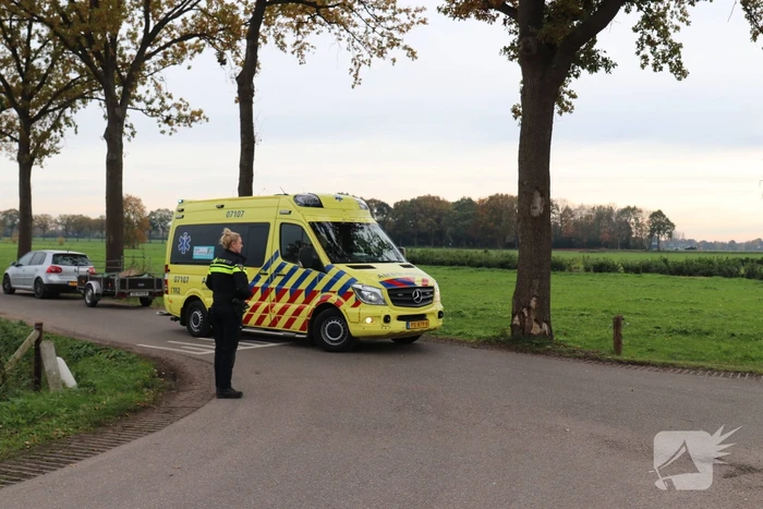 Scooter botst op aanhanger van auto