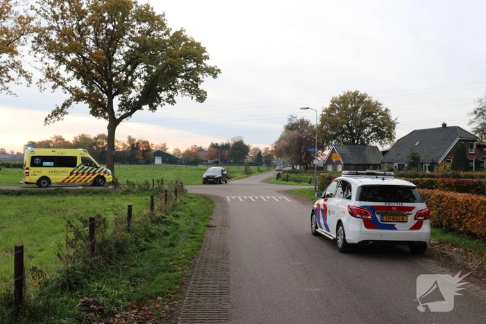 Scooter botst op aanhanger van auto