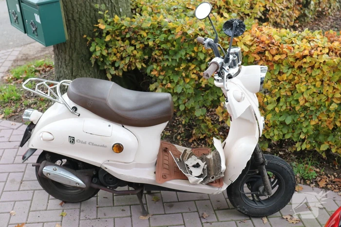 Scooter botst op aanhanger van auto