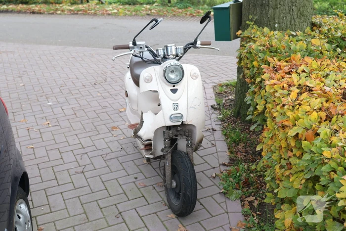 Scooter botst op aanhanger van auto