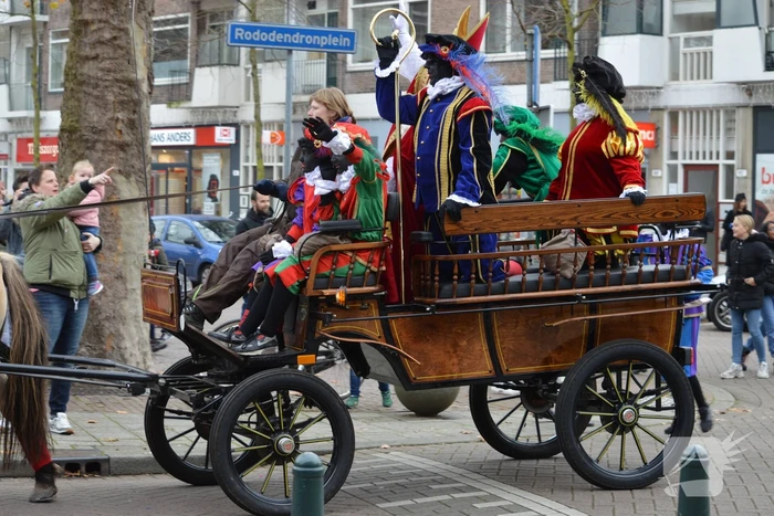 Gemoedelijke sinterklaas intocht Schiebroek