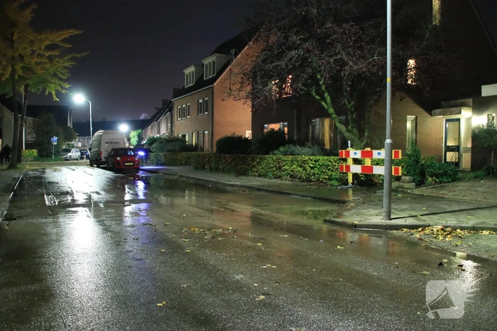 Straat blank na gesprongen waterleiding
