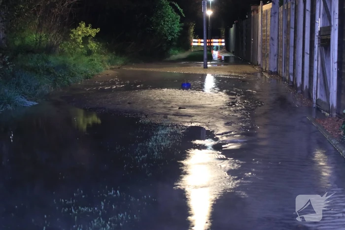 Straat blank na gesprongen waterleiding