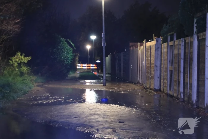 Straat blank na gesprongen waterleiding