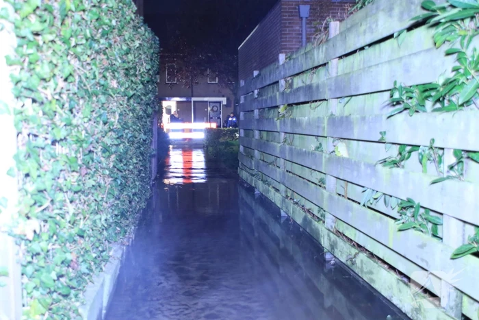 Straat blank na gesprongen waterleiding