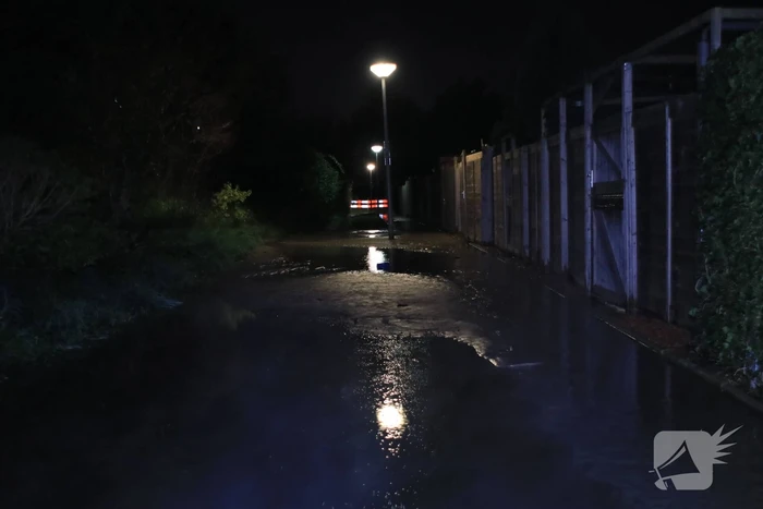 Straat blank na gesprongen waterleiding