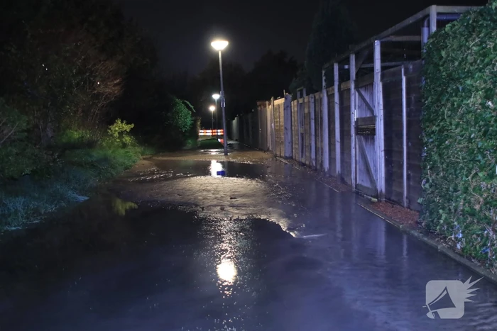 Straat blank na gesprongen waterleiding