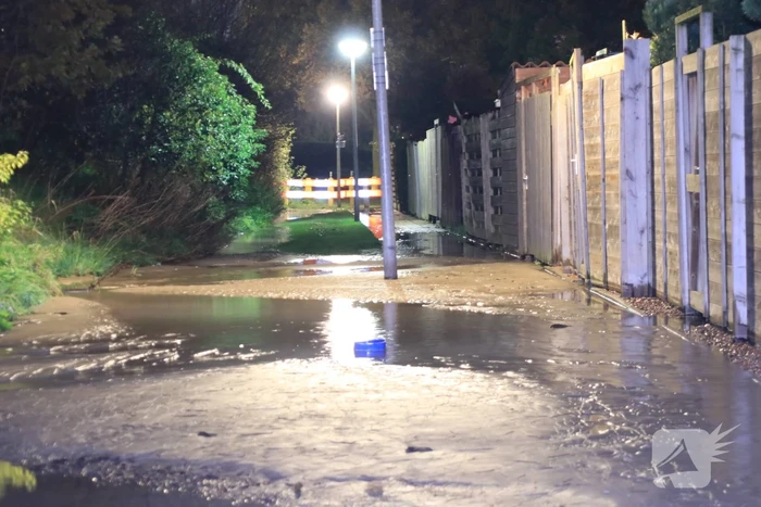 Straat blank na gesprongen waterleiding