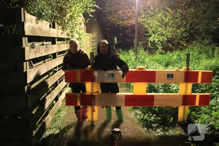 Straat blank na gesprongen waterleiding