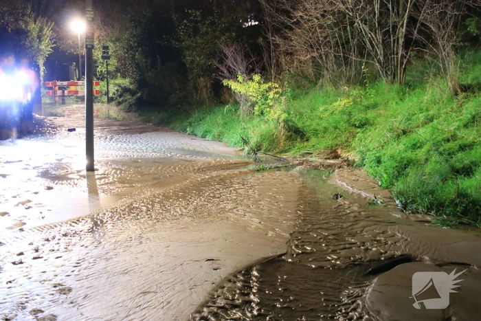 Straat blank na gesprongen waterleiding