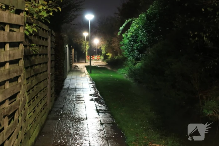 Straat blank na gesprongen waterleiding