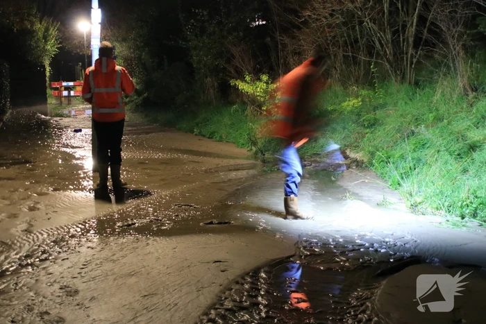 Straat blank na gesprongen waterleiding