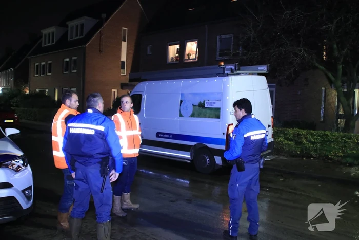 Straat blank na gesprongen waterleiding