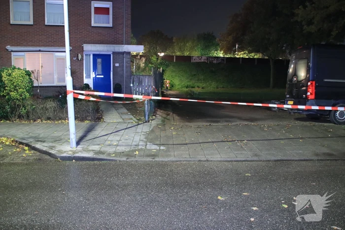 Straat blank na gesprongen waterleiding