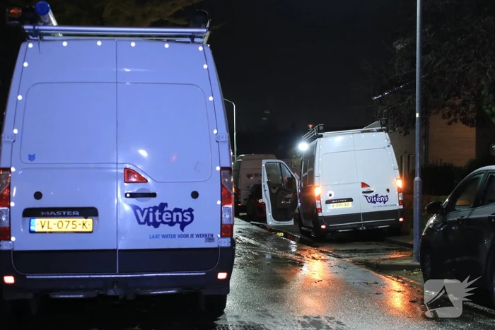 Straat blank na gesprongen waterleiding
