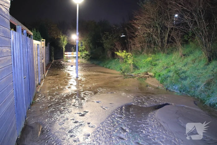 Straat blank na gesprongen waterleiding